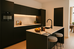 Moderne open woonkeuken met zithoek.png
